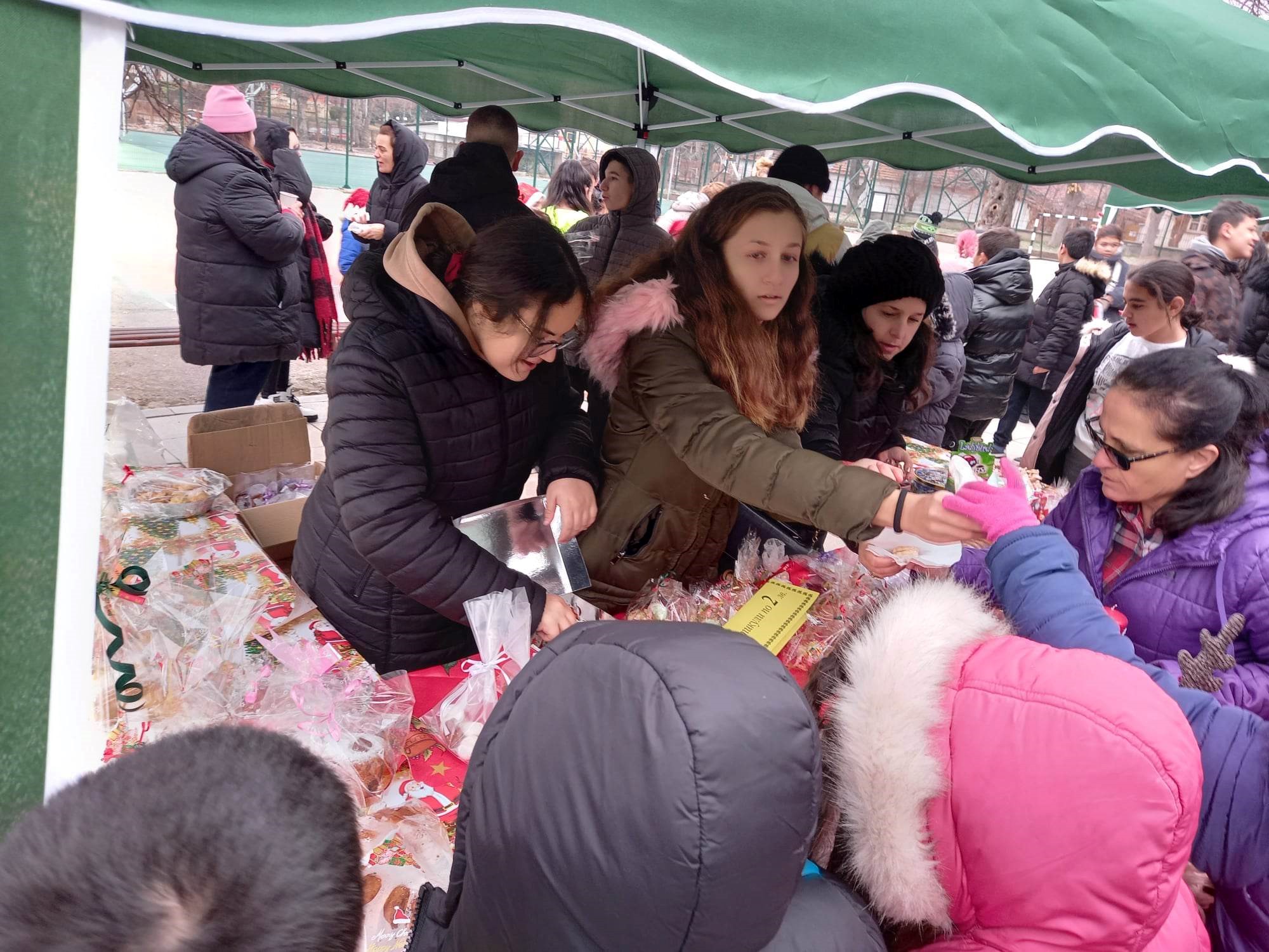 Благотворителен коледен базар в СУ „Крум Попов“ - Левски